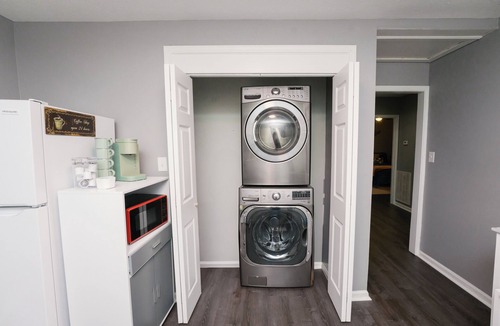 Knoxville House | Comfy Knoxville Home Near downtown, Interstate, Wi-Fi, Spotless Clean!