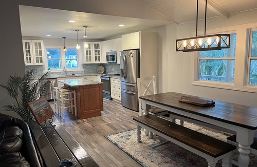 Blue Heron Lake House | Completely remodeled Fripp Home on lagoon in quiet cul-de-sac- 5 min from beach!