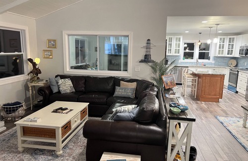 Blue Heron Lake House | Completely remodeled Fripp Home on lagoon in quiet cul-de-sac- 5 min from beach!