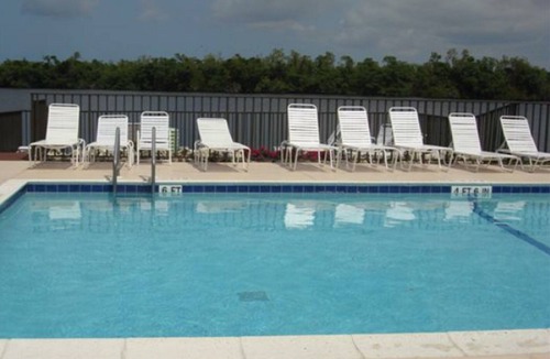 Hammock Bay Condo | Condo Near Marco Island On Gorgeous Lake ,Pool Steps Away.