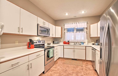 Salem Condo | Condo on Lake Keowee w/Resort Amenities & Pool!