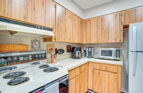Deltona Lakes Condo | Condo w/Pool & Beach Access Near Theme Park