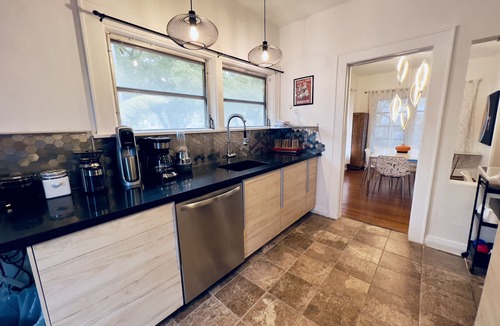 Downtown Fort Lauderdale House | Confortable old Florida coral house 3 bed 2 bath pool and peacocks Las olas 1mil