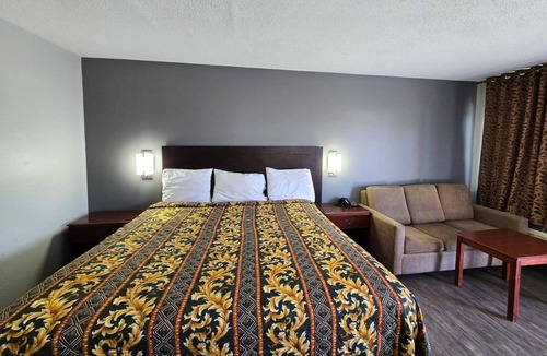 North Chesterfield Hotel | Convenient Room near American Civil War Museum- Historic Tredegar | Free Parking