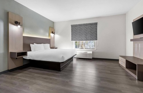 Harbison Hotel | Convenient Room Near Lake Murray Public Park and Columbia SC Attractions