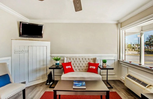 Ridgeland Hotel | Convenient Room w/King Bed + Private Bath for Comfortable Budget-Friendly Stay