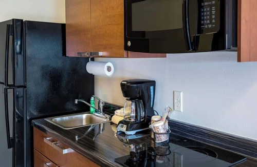 Bismarck Hotel | Convenient Studio Near North Dakota State Capitol – Easy Access to Attractions