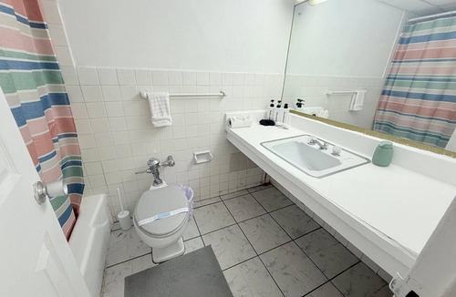 Parkside Apartment | Convenient Studio in Hollywood 116