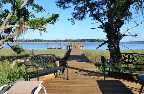 Midway House | Cool Decor @$225/nt! Oyster House Waterfront with Dock Near Savannah- Sleeps 8
