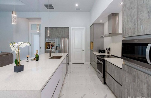 Trafalgar House | Coral Pearl- Modern New Construction Vacation Home