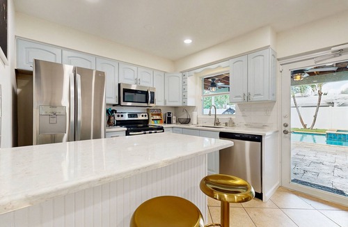 Coral Ridge Isles House | Costal home near Lauderdale by the Sea with game room, pool & jacuzzi