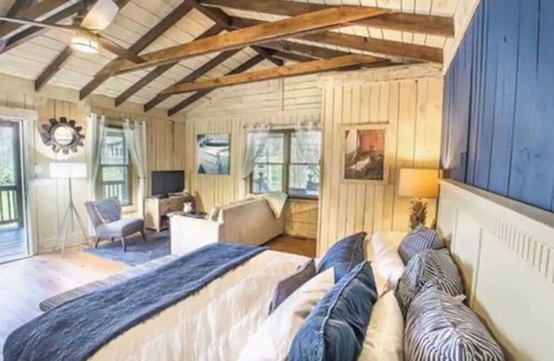 Glenville Cottage | Cottage at Casuarina Lodge - Luxury, Pet Friendly
