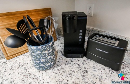Richmond Hill House | Cottage in Richmond Hill, Pet Friendly with King Bed