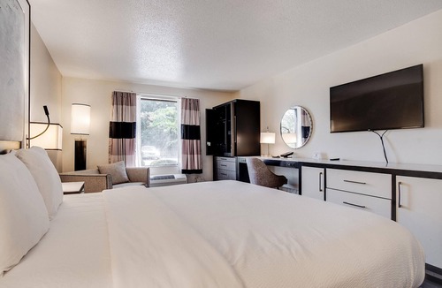 Pooler Hotel | Cottonwood Suites Savannah Hotel & Conference Center