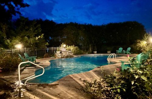 Franklin County House | Countryside Carriage House with Pool