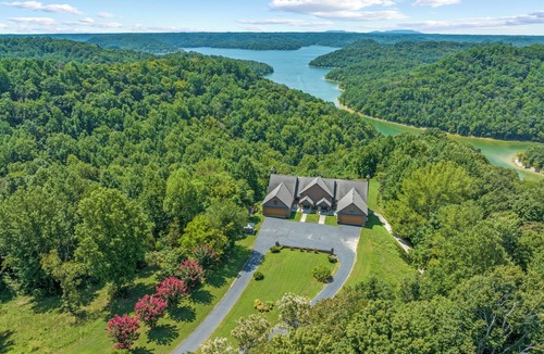 Silver Point House | Couples Getaway at Leeric Lodge Views of Mtns & Center Hill Lake, Hot Tub & Pool