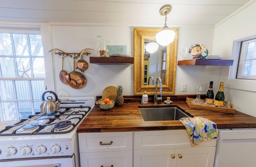 Tybee Island Cottage | Couples Retreat/FREE Golf Cart, Bikes & Kayaks/PRIVATE Dock on a Tidal Creek