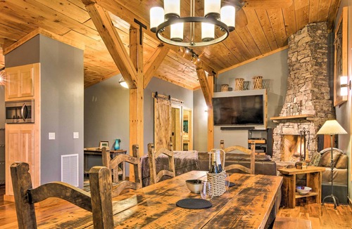 Brevard Cabin | Couples’ Treehouse Retreat w/Hot Tub & Views