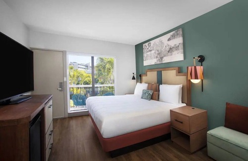 St. Pete Beach Hotel | Courtyard King at Beachcomber with Garden Courtyard Views