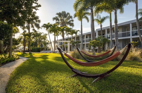 St. Pete Beach Hotel | Courtyard King at Beachcomber with Garden Courtyard Views