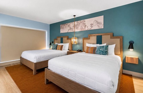 St. Pete Beach Hotel | Courtyard Queen at Beachcomber with Direct Beach Access