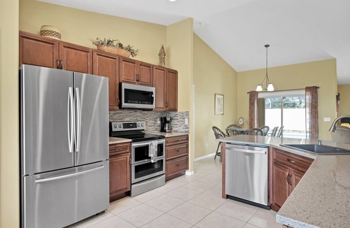 Sebastian Highlands House | ☆☀︎❀Cove Paradise! Heated Saltwater Pool, Poolside TV, Near Beaches, Wifi!