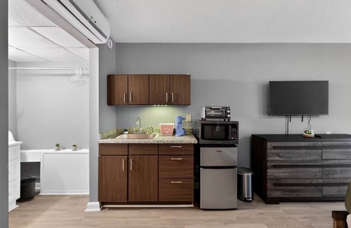 Sheffield Park Apartment | Cozy 1-bedroom apartment with AC in Charlotte