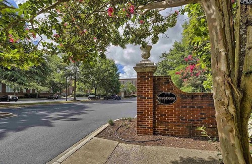 Shandon Condo | Cozy 1-bedroom condo in Old Shandon steps from Devine St.