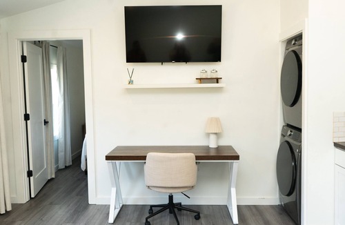 Carrollton House | Cozy 1-bedroom modern barn in wonderful Carrollton near UWG and South Wire