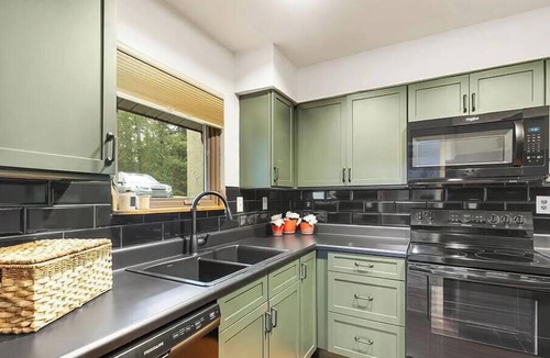 Sapphire House | Cozy 1-bedroom townhome in a lakeside community!