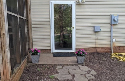 Townville Apartment | Cozy 1 BR/1BA apartment steps from Lake Hartwell.