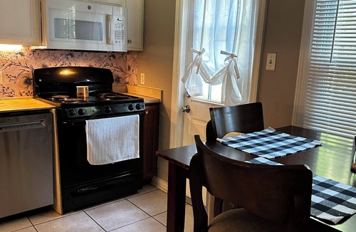 Savannah Cottage | Cozy 2 bedroom cottage that is close to everything.