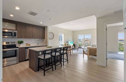 Parkside Apartment | Cozy 2 bedroom, Free Parking and High Speed Wifi