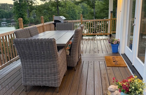 West Union House | Cozy 2-bedroom house on Lake Keowee with private dock