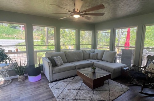 Rocky Top Cabin | Cozy 2-bedroom + Loft Wood Cabin in Rocky Top with AC