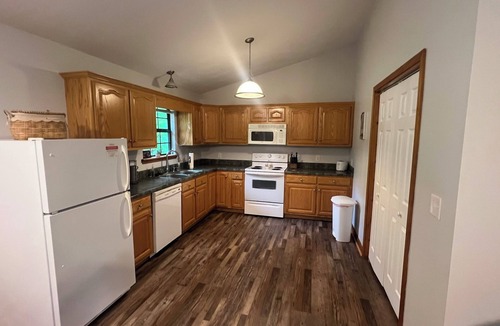 Ten Mile Cabin | Cozy 2-BR Cabin on Watts Bar Lake — Perfect for Fishing & Family