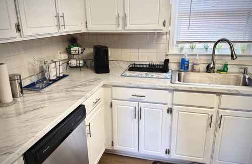 Anderson House | Cozy 3-bedroom, 2 full bathrooms. Enclosed Garden for pets. a large parking Lot