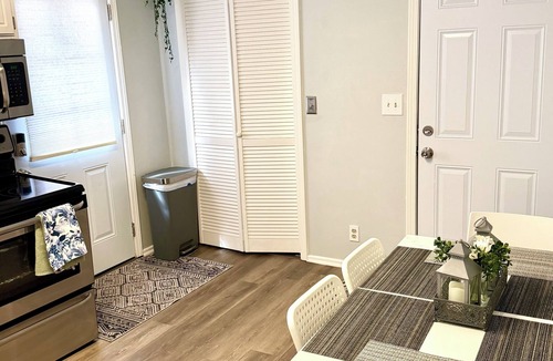 Anderson House | Cozy 3-bedroom, 2 full bathrooms. Enclosed Garden for pets. a large parking Lot