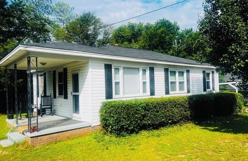 Columbia House | Cozy 3-bedroom Home in West Columbia located only 5 minutes from downtown vista.