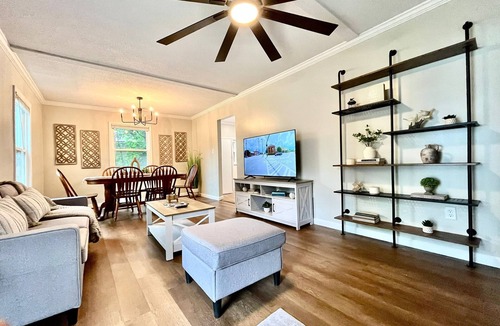 Waycross House | Cozy 3 BR home well centralized in Waycross - Perfect for Families & Work Stays