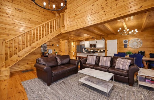 White Oak Lodge House | Cozy 3BR Cabin Near National Park W Hot Tub/Arcade