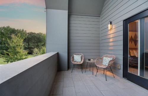 Sugar Creek House | Cozy 3BR Retreat with Patio Prime Charlotte Spot