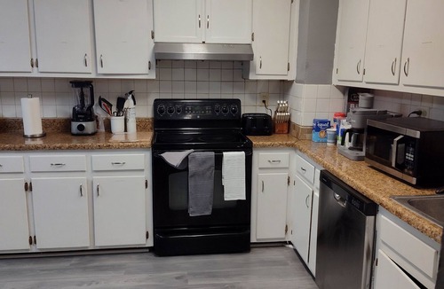 Norfolk House | Cozy 5-bdrm hm, Loaded Kitchen, w/Patio Deck & Grill, WiFi in pleasant Norfolk