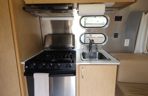 Bithlo House | Cozy Airstream in East Orlando w/ running water , A/C, Heat & Filtered pool