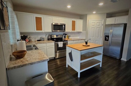 Jacksonville House | Cozy and modern get away awaits!
