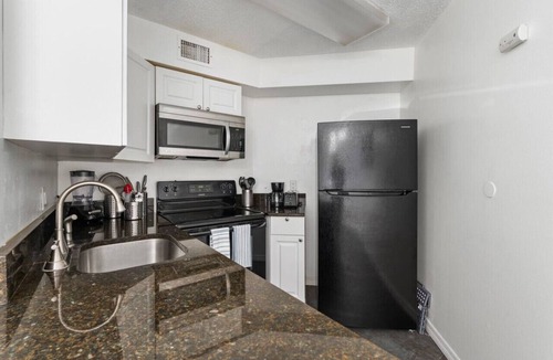 Ventura House | Cozy Apt w/Pool, Hot Tub, Golf, Near Downtown!