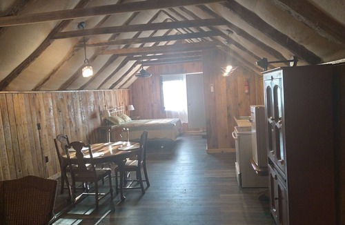 Richwoods House | Cozy Barn loft on an herbal farm, come play in our spring fed creek!