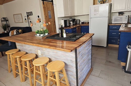 Bayview House | Cozy Beach Cottage - Oceanview Walk To The Beach & Pet Friendly