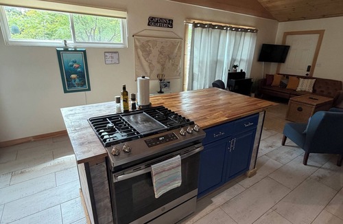 Bayview House | Cozy Beach Cottage - Oceanview Walk To The Beach & Pet Friendly
