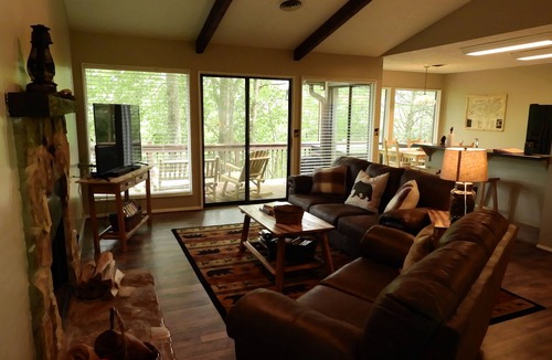 Qualla Cabin | Cozy Bear Lodge on top of Casey's Mountain! - Great Location!